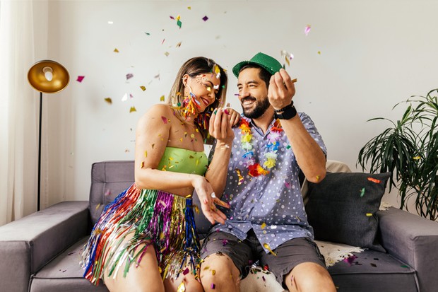 Brazilian Carnival. Couple celebrating carnival at home (Foto: Getty Images/iStockphoto)