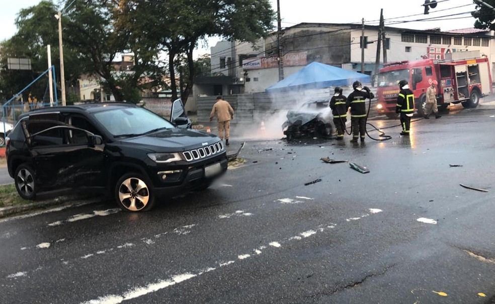 Bombeiros foram chamados para apagar o fogo apÃ³s a batida  â Foto: Eduardo Silva