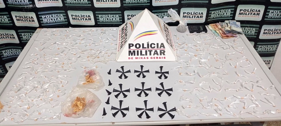 Drogas apreendidas no Bairro Santos Dumont, em Pará de Minas — Foto: PM/Divulgação