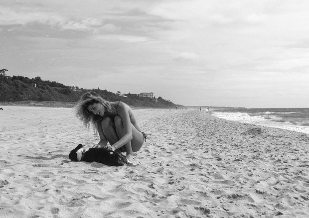 Sasha Meneghel curte praia com cachorro (Foto: BACKGRID)