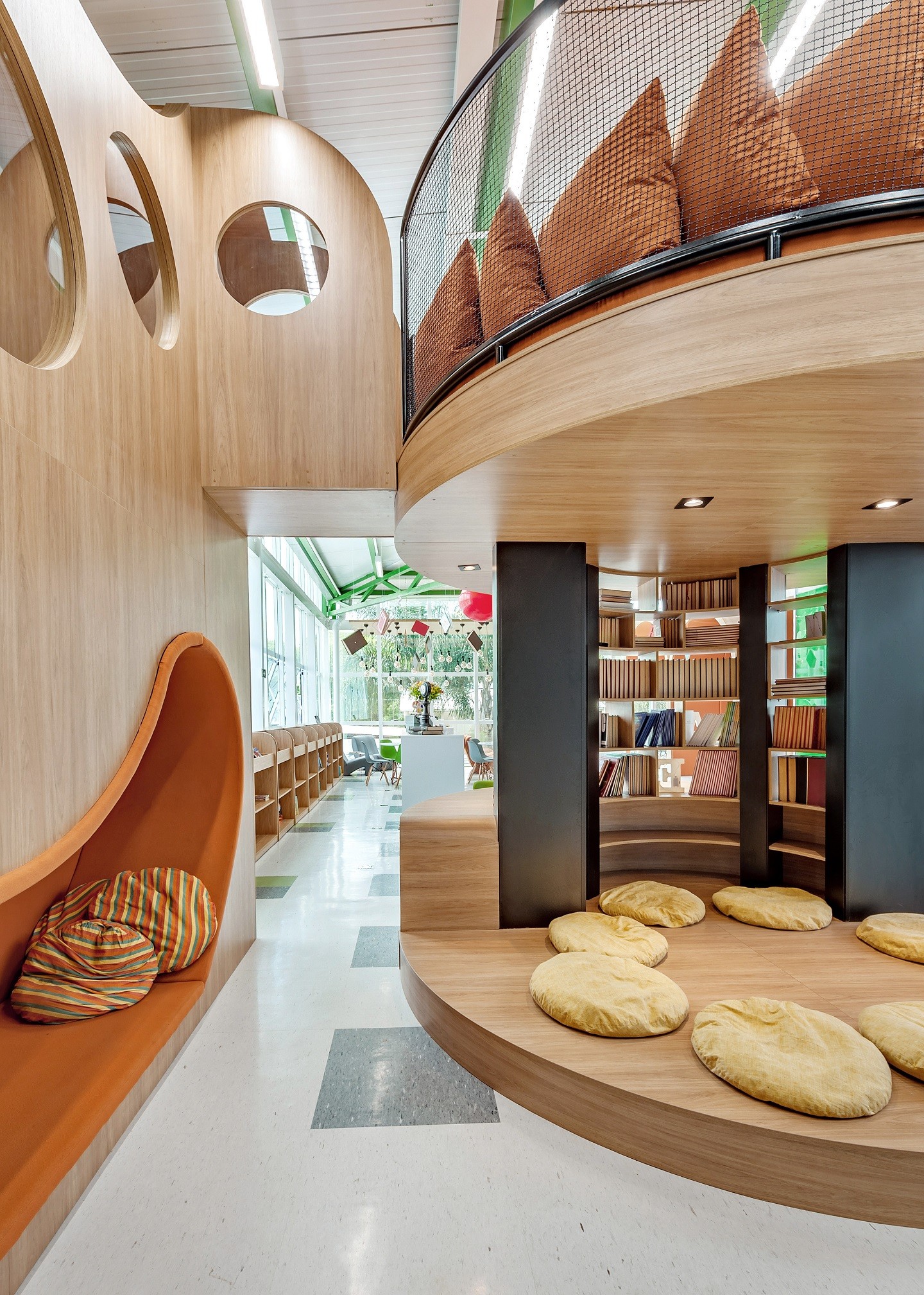 Biblioteca mistura madeira, decoração lúdica e ambientes multifuncionais em Curitiba (Foto: Renata Salles)