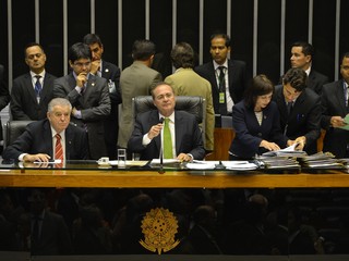 Renan Calheiros, durante sessão que aprovou mudanças (Foto: Valter Campanato/ Agência Brasil)