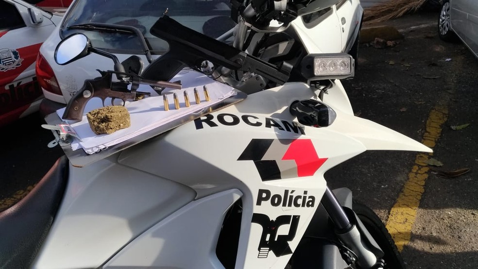 Arma foi apreendida no Conjunto Habitacional Ana Jacinta (Foto: Cedida/Polícia Militar)