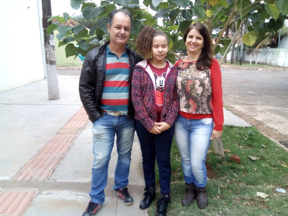 Julia com os pais (Foto: Gizeldo Marques/Arquivo pessoal)