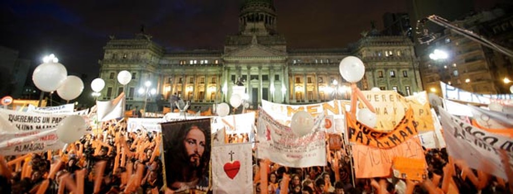 Imagem de 2016 mostra grupos católicos contra o casamento gay em frente ao prédio do Congresso, em Buenos Aires — Foto: AP 