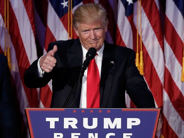 Donald Trump discursa após ser declarado vencedor nas eleições, em Nova York, na madrugada de quarta (9) (Foto: Reuters/Mike Segar)