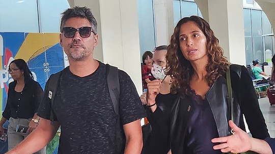 Camila Pitanga faz aparição rara com namorado ao desembarcar em São Paulo