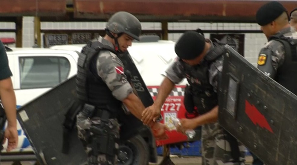 Sequestro em Belém: policial lava as mãos sujas de sangue. — Foto: Reprodução / TV Liberal