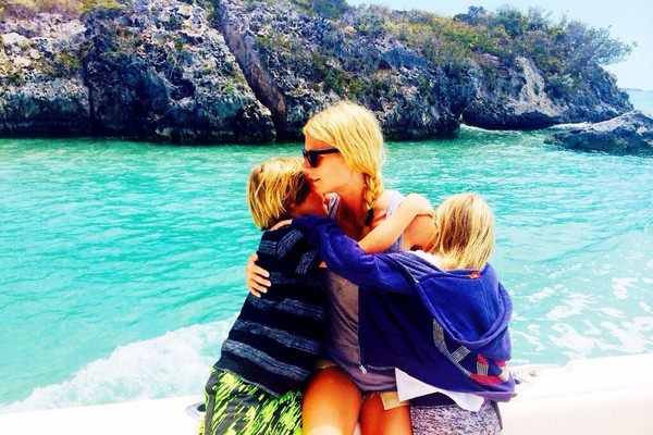 Gwyneth Paltrow com os filhos nas Bahamas (Foto: Reprodução)