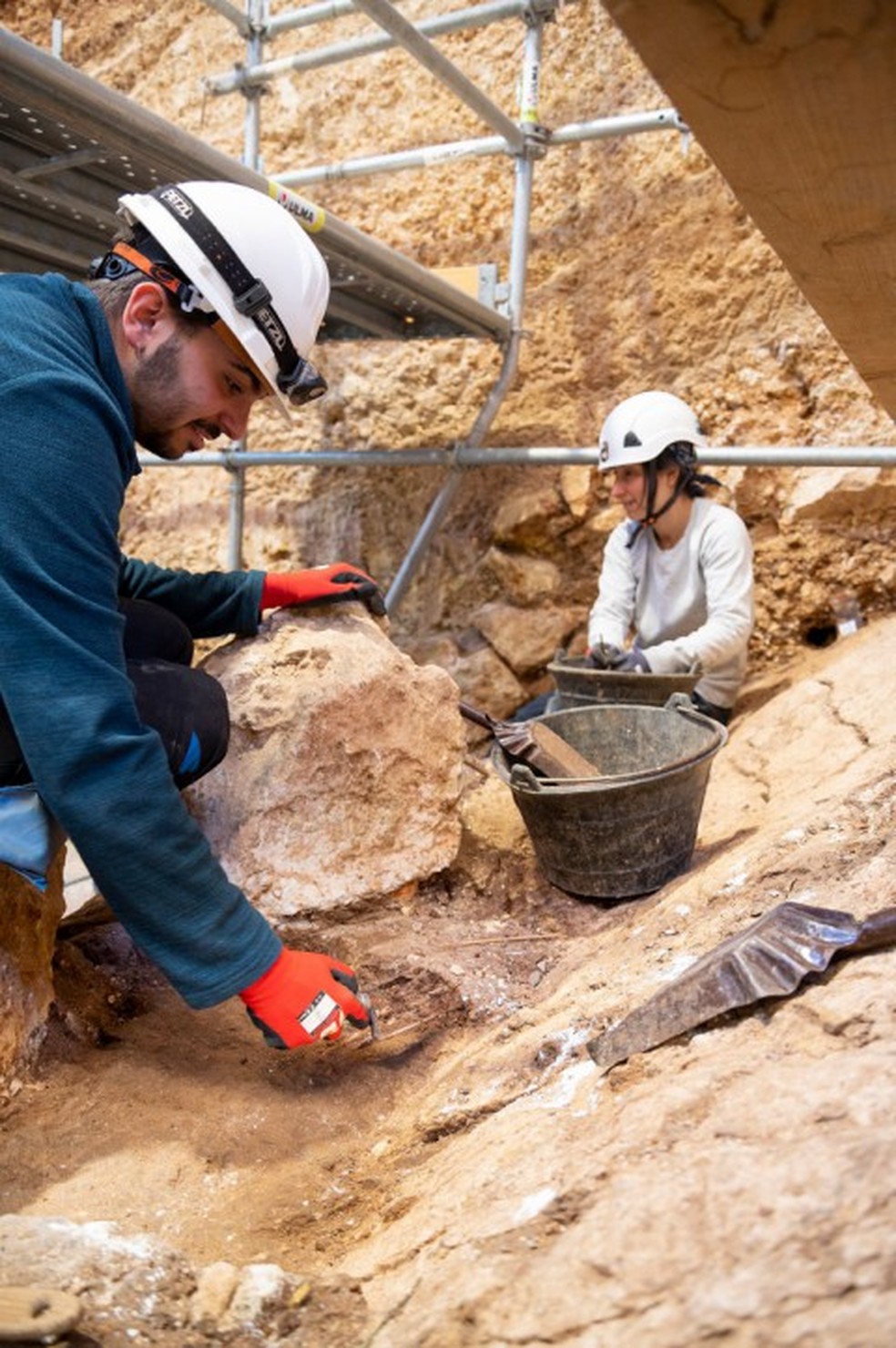 Paleontólogos descobrem fragmento de rosto de hominídeo na Espanha — Foto: SUSANA SANTAMARIA/AFP