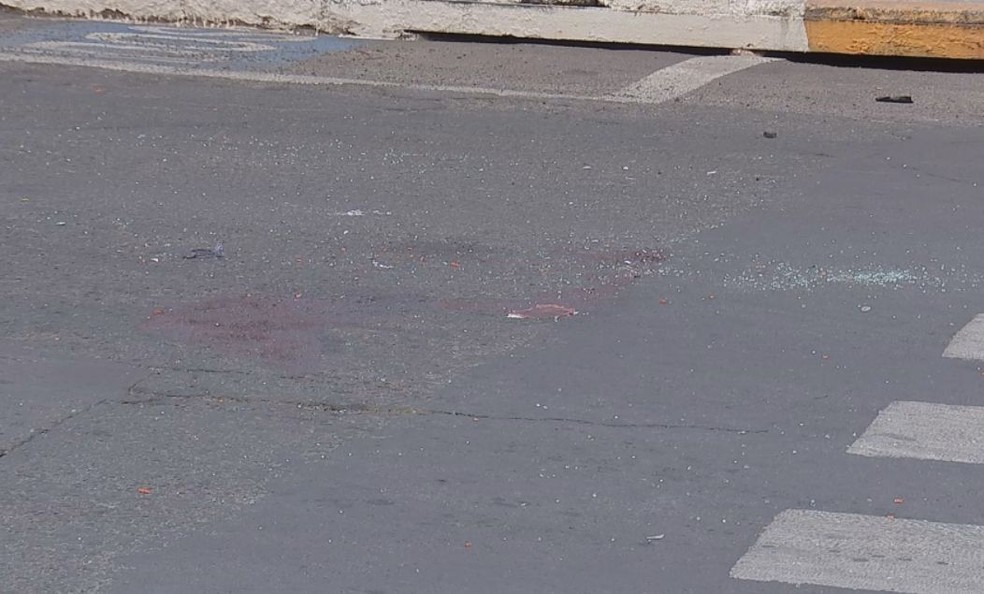 Marcas do acidente que matou uma motociclista em Bauru  — Foto: TV TEM/ Reprodução
