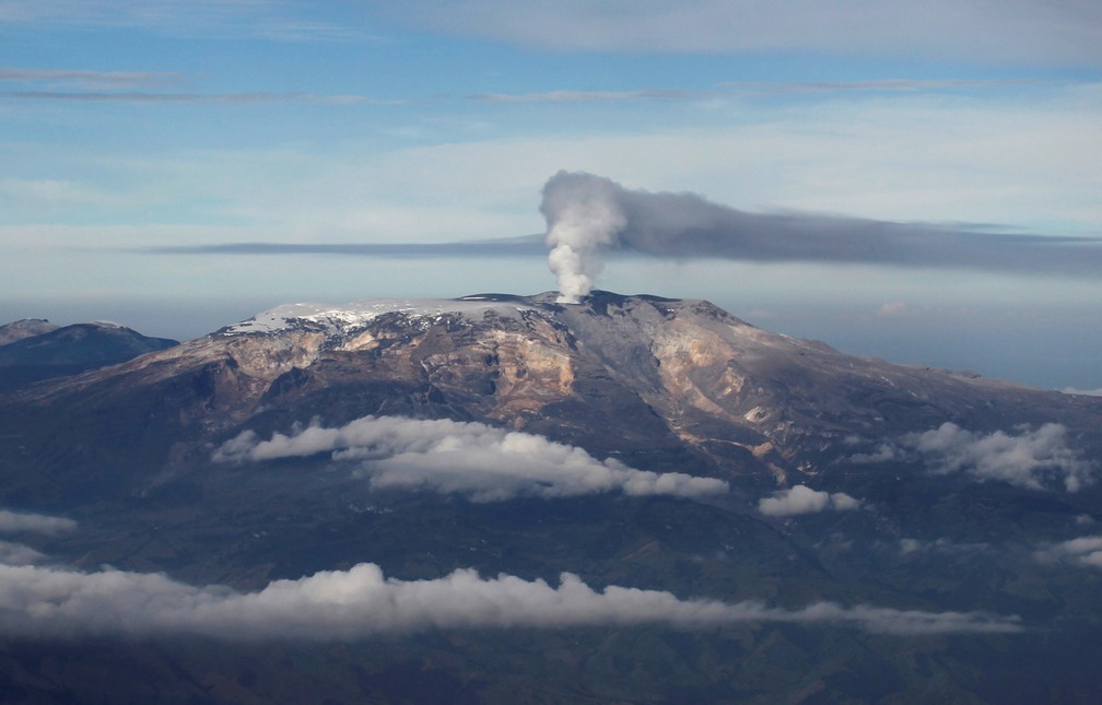 Imagem de arquivo mostra vulcão Nevado del Ruiz, na Colômbia, em erupção, em 2013.  — Foto: John Vizcaino/ Reuters