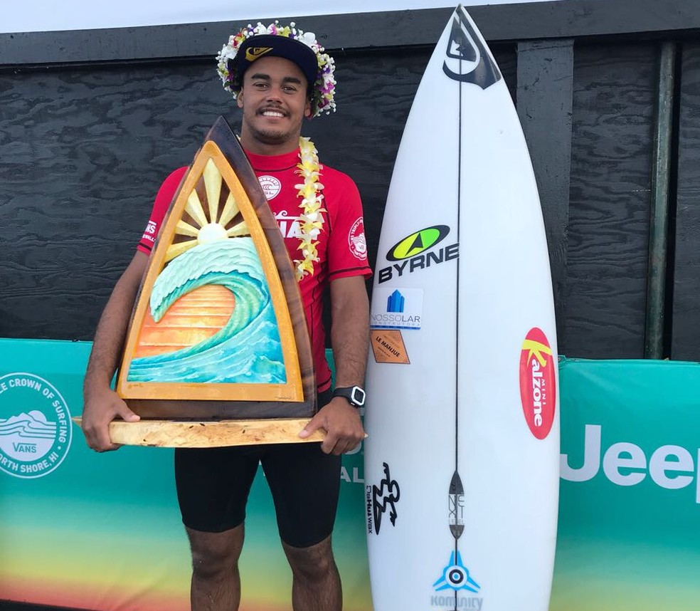 Wiggolly Dantas com o troféu de terceiro lugar em Haleiwa (Foto: Arquivo Pessoal)
