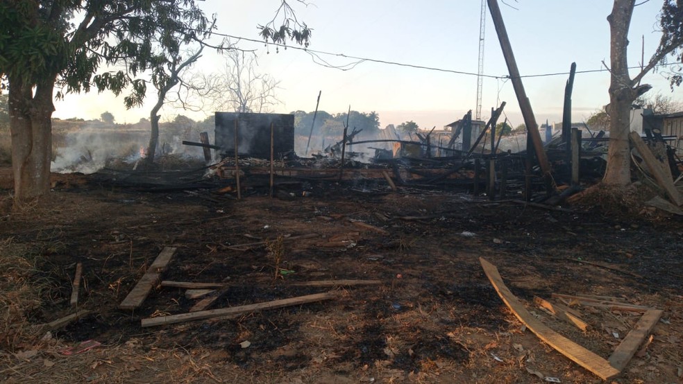 Casa foi destruída pelo fogo — Foto: Divulgação