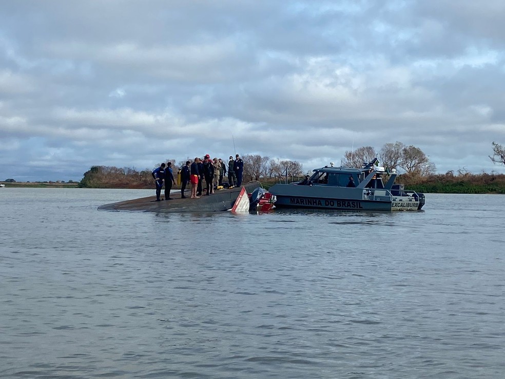 Equipes de mergulhadores do Corpo de Bombeiros buscam no rio Paraguai os dois desaparecidos no naufrágio do barco-hotel nesta sexta-feira, em Corumbá — Foto: Caio Tumeleiro/TV Morena