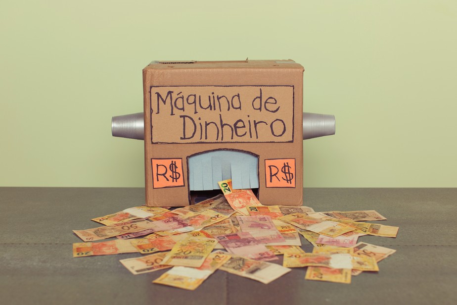 1ª parcela do décimo terceiro salário cai hoje. Veja o que fazer com o dinheiro