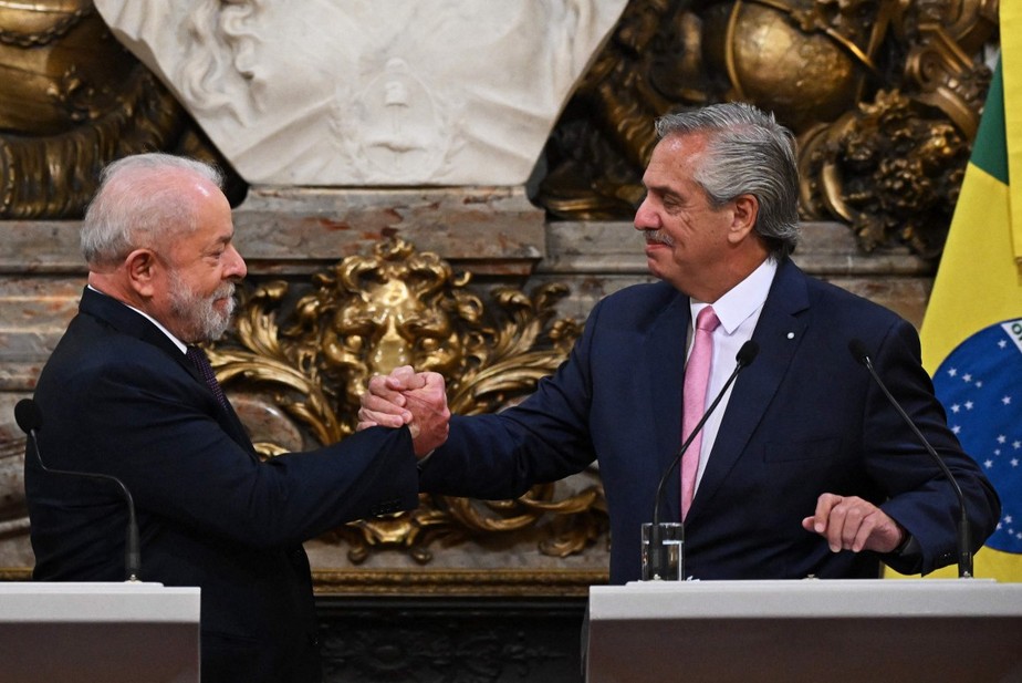Presidentes do Brasil e da Argentina, Luiz Inácio Lula da Silva e Alberto Fernández, apertam as mãos durante reunião bilateral na Casa Rosada