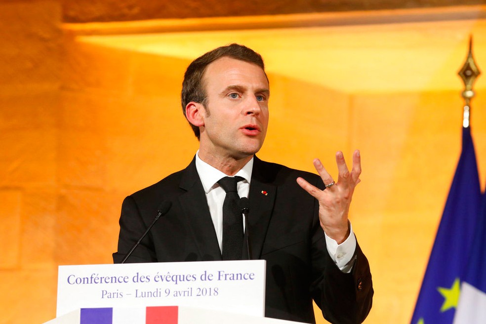 Presidente francês, Emmanuel Macron, discursa durante Conferência Nacional dos Bispos da França, na segunda-feira (9)  (Foto: Ludovic Marin/AP)