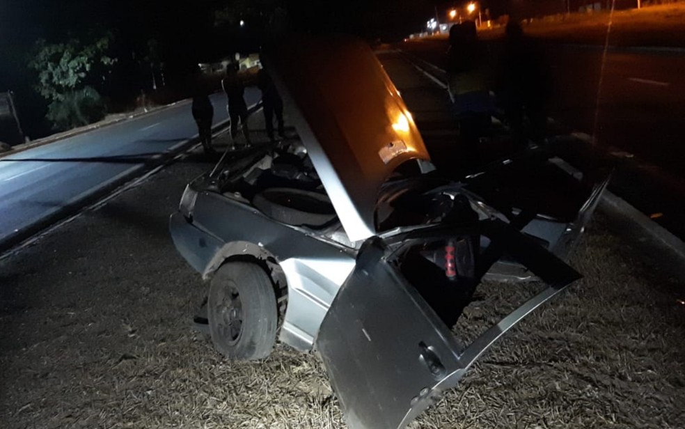 Carro fica partido ao meio em acidente na BR-364 em Santa Rita do Araguaia — Foto: Reprodução/PRF