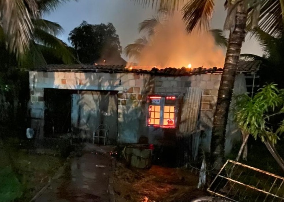 Casa foi queimada por bandidos, em Jaboatão, antes de confronto com PM, que deixou um morto e um ferido, nesta sexta (18)  — Foto: PM/Divulgação