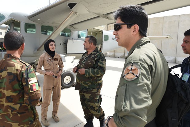 Niloofar Rahmani, a primeira mulher piloto do Afeganistão, é vista ao lado de colegas da Força Aérea afegã em foto de 26 de abril (Foto: Shah Marai/AFP)