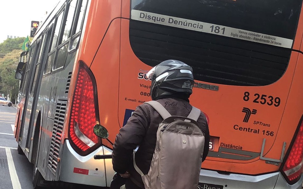 Ônibus de transporte coletivo leva bandeira presa à janela em São Paulo (Foto: Kleber Tomaz/G1)