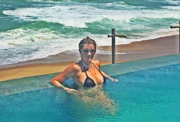 Aline Gotschalg curte tarde em piscina (Foto: Reprodução/Instagram)