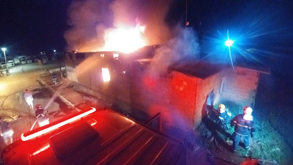 Bombeiros gastaram 10 mil litros de água para combater às chamas — Foto: Corpo de Bombeiros/ Divulgação