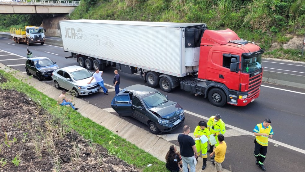 Veículos ficaram amassados após o engarrafamento, mas ninguém se feriu — Foto: Maycon Oliveira/Arquivo pessoal