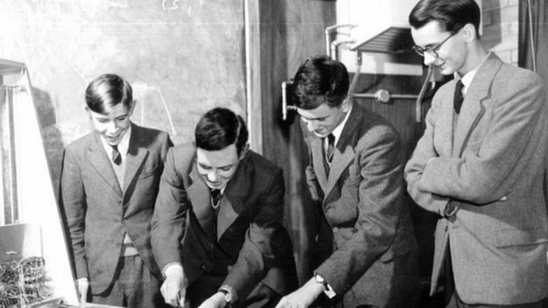 Stephen Hawking (à esquerda) quando era aluno da Escola de St. Albans, em Hertfordshire (sul da Inglaterra), na década de 1950 (Foto: Hearts Advisor via BBC News)