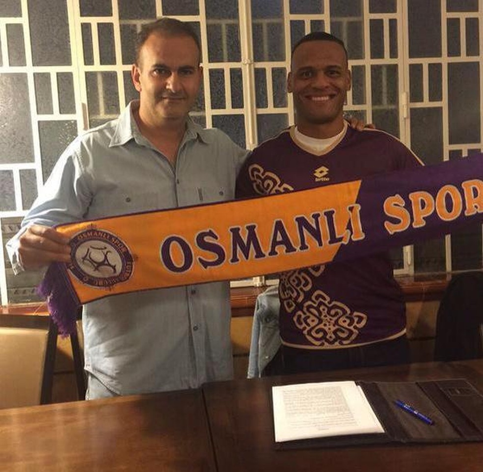 Lateral Patric vestiu a camisa do Osmanlispor, da Turquia, mas acabou voltando ao Galo — Foto: Reprodução/Twitter