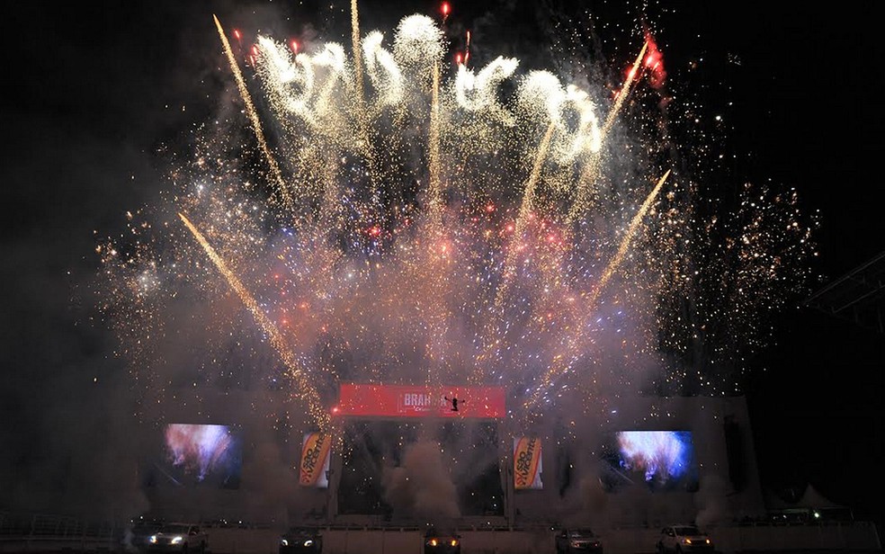 Fogos no palco da arena da Festa do Peão de Americana (Foto: Júlio César Costa/G1)