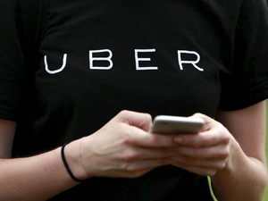 Representante do serviço alternativo de transporte Uber registra interessados em trabalhar pelo aplicativo, em Nova York. (Foto: Shannon Stapleton/Reuters)