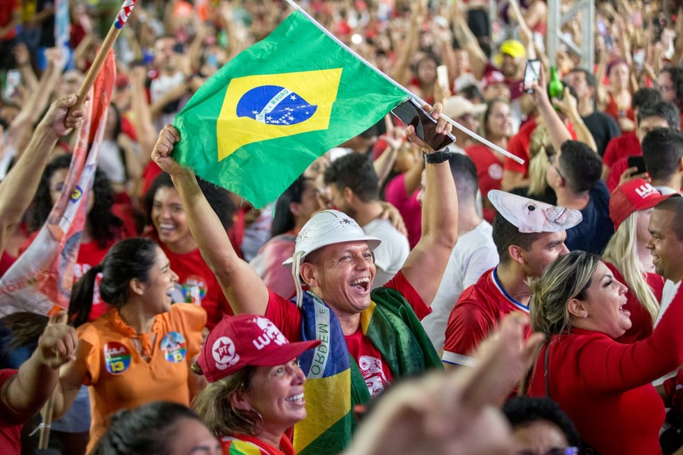 Apoiadores de Lula se emocionam com vitória no segundo turno, no comitê do PT na Avenida Washington Soares, em Fortaleza. — Foto: Thiago Gadelha/SVM