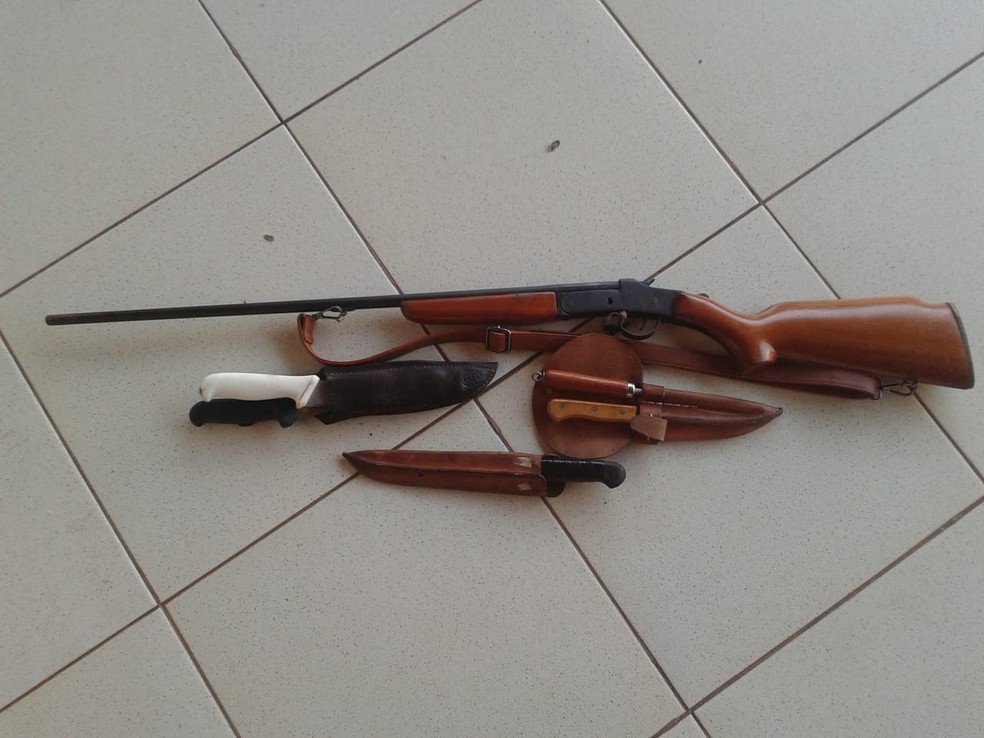 Espingarda e facas foram apreendidas com os presos — Foto: Polícia Militar/Divulgação