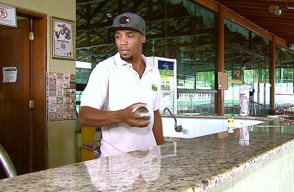Há vaga para barman — Foto: Reginaldo dos Santos/EPTV