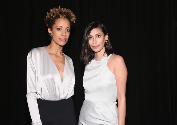 NEW YORK, NY - FEBRUARY 09:  Designers Carly Cushnie and Michelle Ochs pose backstage for Cushnie Et Ochs during New York Fashion Week: The Shows at Pier 17 on February 9, 2018 in New York City.  (Photo by Mireya Acierto/Getty Images for New York Fashion  (Foto: Getty Images for New York Fashion Week: The Shows)