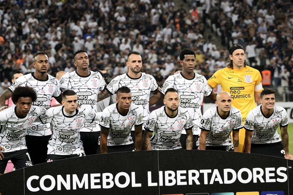Jogadores titulares do Corinthians na partida contra o Deportivo Cali — Foto: Marcos Ribolli