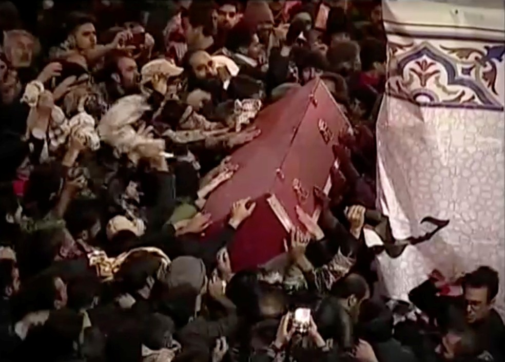 Caixão do general Qassem Soleimani é carregado durante funeral nesta quarta-feira (8), em Kerman, no Irã — Foto: Imprensa iranina via Reuters