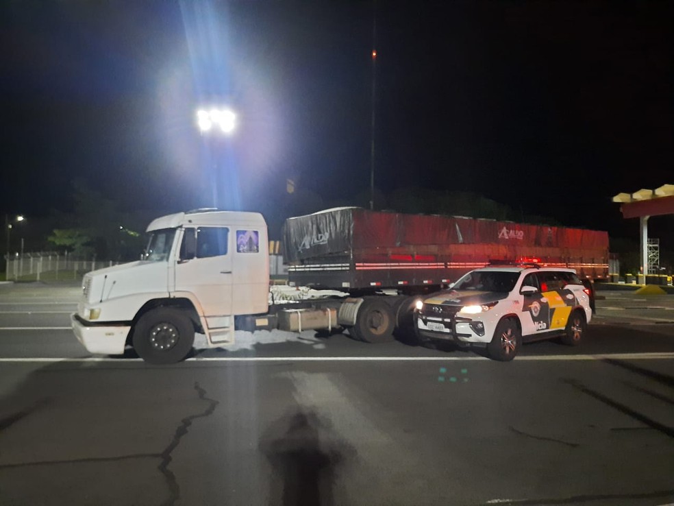 Caminhão com mais de 8 toneladas de maconha foi apreendido em Itatinga — Foto: Divulgação/PM Rodoviária