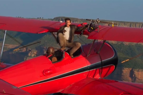 Tom Cruise em perigosas imagens feitas nas asas de um avião em pleno voo (Foto: reprodução twitter)