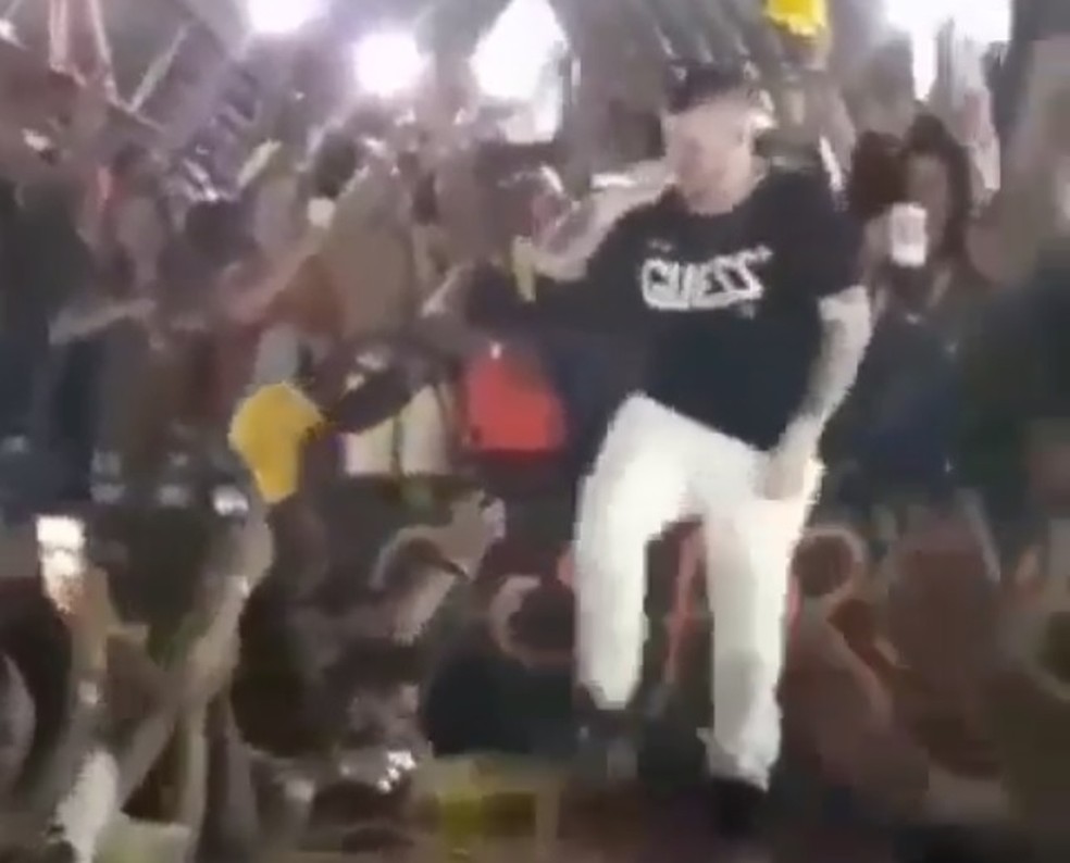 Ferrugem aparecem em vídeo dando pisão no braço de rapaz durante show na Bahia — Foto: Reprodução/Instagram
