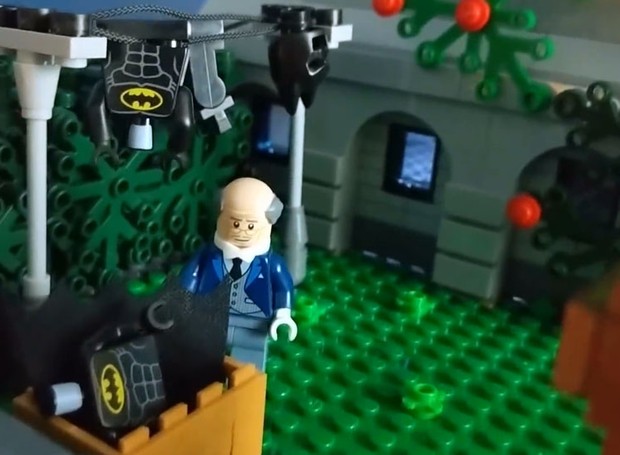 Mansão Wayne, das histórias do super-herói Batman, é construída a partir de peças de Lego (Foto: Nerdist/ Reprodução)