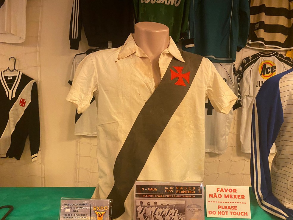 Camisa usada em 1955 é a mais antiga do colecionismo do Vasco — Foto: Leticia Quadros