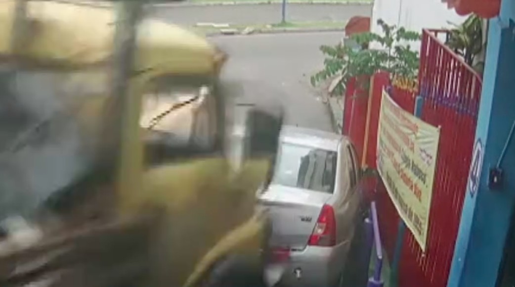 Câmera de segurança flagra caminhão desgovernado em ladeira de Salvador; veículo só parou ao atingir colégio