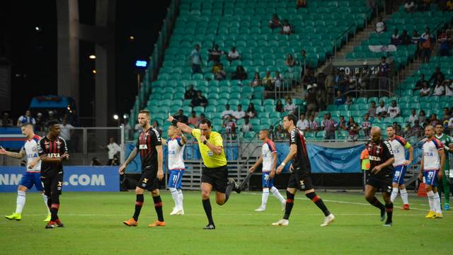 Árbitro Fernando Rapallini em ação na partida entre Bahia e Atlético-PR