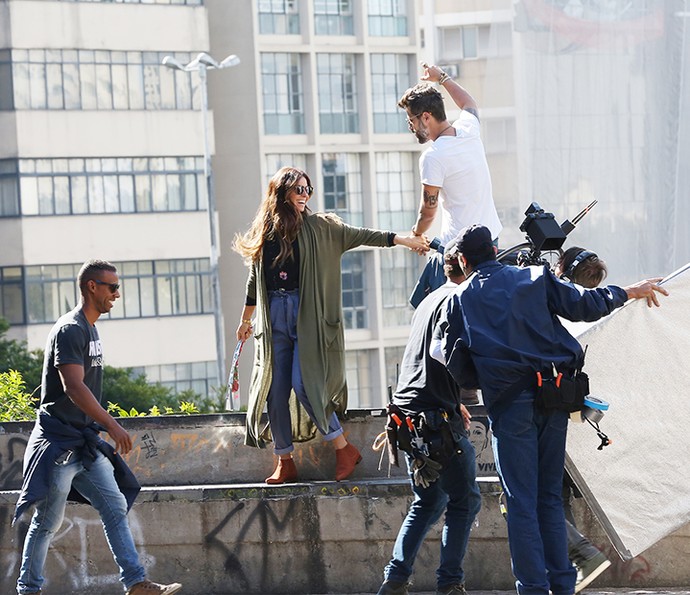 Giovanna Antonelli teve a companhia de Bruno Gagliasso nas primeiras cenas de 'Sol Nascente' gravadas no centro de São Paulo (Foto: Carol Caminha / Gshow)