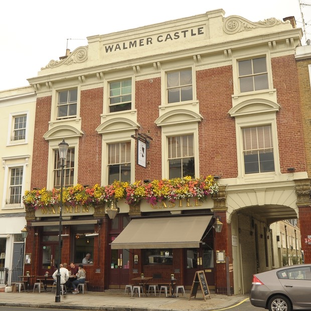** RIGHTS: ONLY UNITED STATES, BRAZIL, CANADA ** London, UNITED KINGDOM  - David Beckham and Guy Ritchie buy a £3million West London pub called the Walmer Castle pub in Notting Hill, London.Pictured: General ViewBACKGRID USA 30 SEPTEMBER 2018  (Foto: BACKGRID)