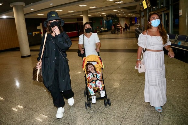 Sabrina Sato desembarca com a família em São Paulo (Foto: Marcos Ribas/Brazil News)