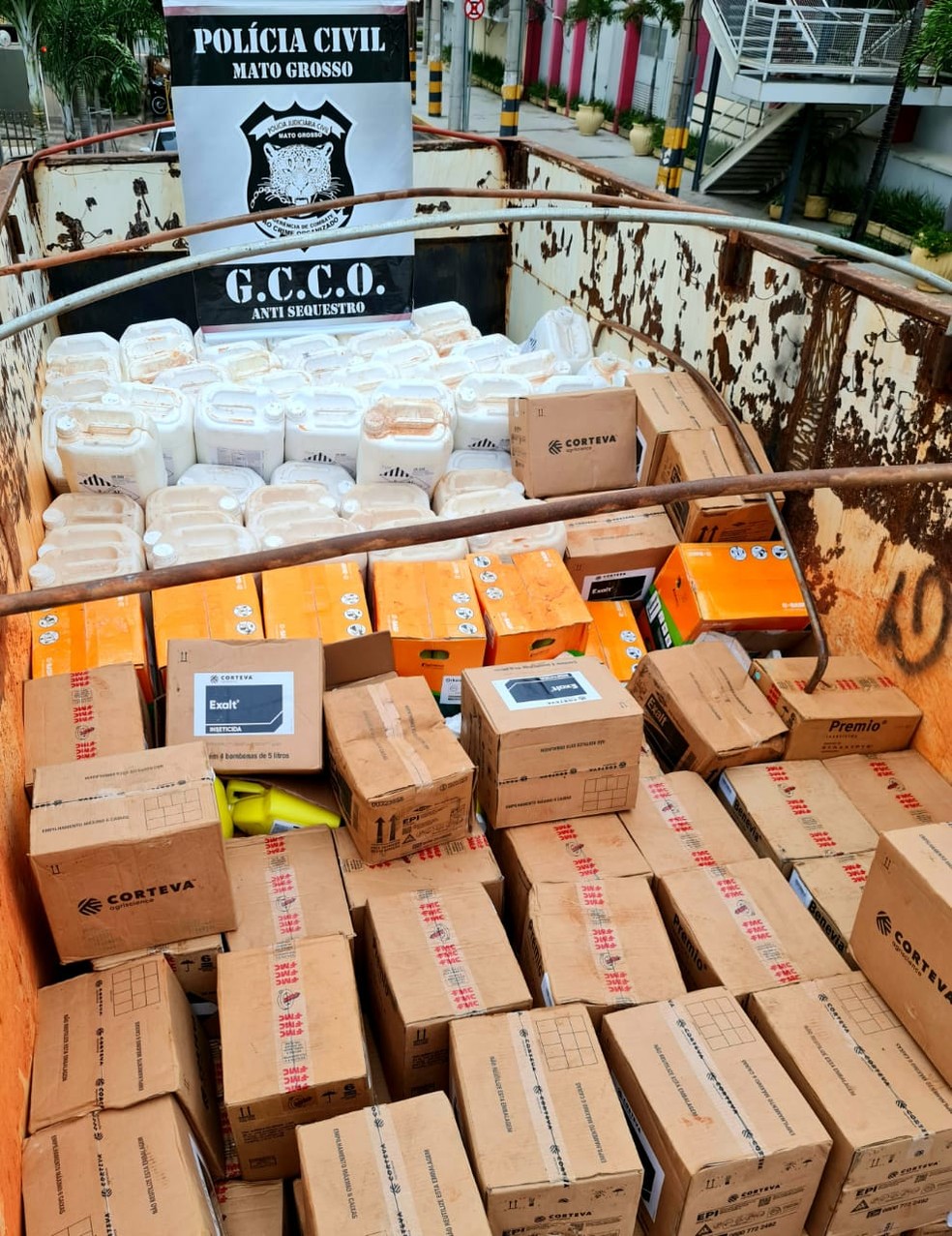 Fazendeira, gerente e funcionário de fazenda são presos suspeitos de roubo de R$ 1,5 milhão em agrotóxico em Mato Grosso — Foto: Polícia Civil de Mato Grosso/Assessoria